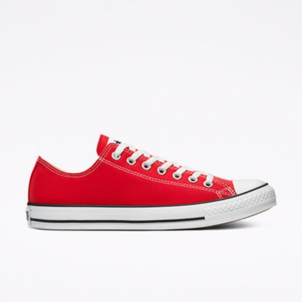 Chuck Taylors Converse low tops red 7.5